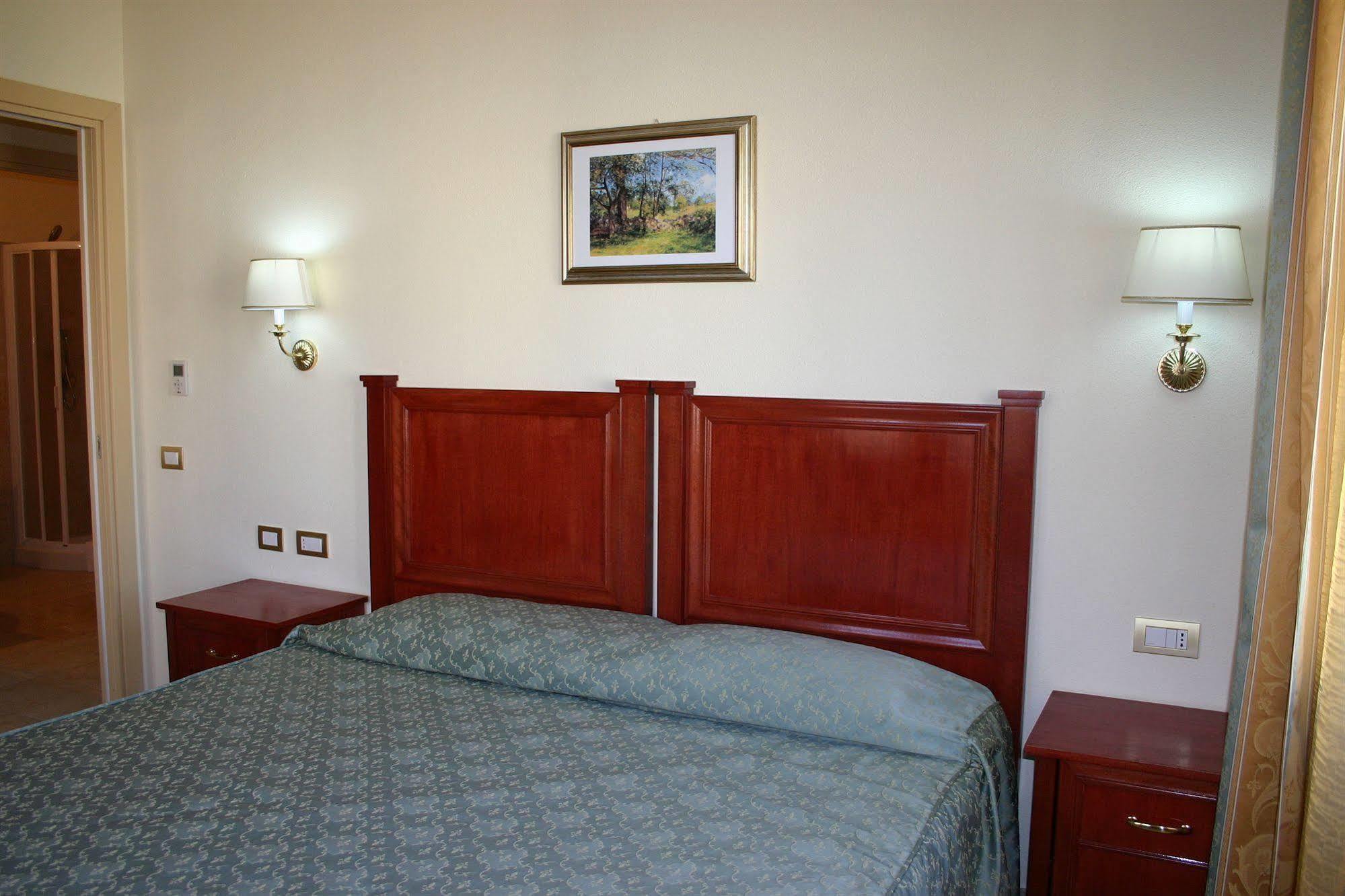 Hotel Regina Elena Ольбия Экстерьер фото